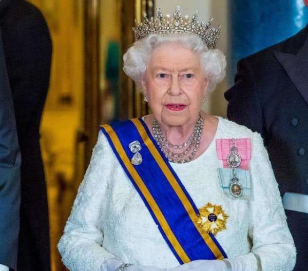 是詛咒還是悲哀?英國女王出門帶血袋,美國總統車上放著半升血 是詛咒還是悲哀?英國女王出門帶血袋,美國總統車上放著半升血