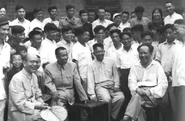 1959年,那個給毛主席戴紅領巾的男孩子,他後來過得怎麼樣了? 1959年,那個給毛主席戴紅領巾的男孩子,他後來過得怎麼樣了?