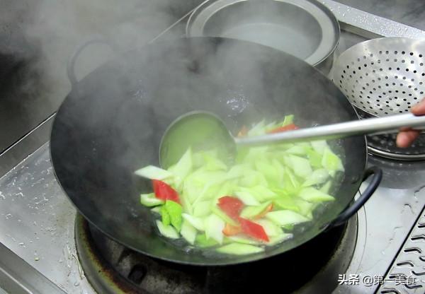 清炒芥蘭很多人第一步就做錯了，難怪發苦又變色，廚師長教你技巧