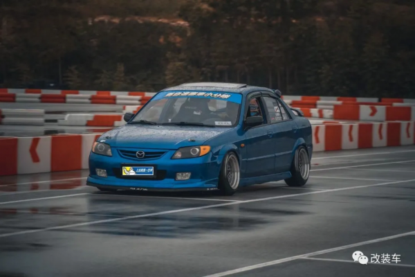 經典的馬自達323依然還有很多人玩，只需7000塊就能買來快樂