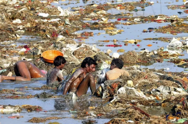 河裡漂滿有毒泡沫,印度民眾一臉從容跳進去沐浴刷牙 河裡漂滿有毒泡沫,印度民眾一臉從容跳進去沐浴刷牙