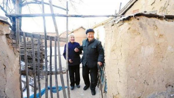 老農戰功赫赫卻無法查證!面對記者,他說:我的照片在博物館掛著 老農戰功赫赫卻無法查證!面對記者,他說:我的照片在博物館掛著