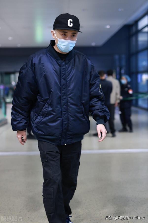 尚九熙深藍夾克衫搭配鴨舌帽出行兩手空空輕鬆自如 尚九熙深藍夾克衫搭配鴨舌帽出行兩手空空輕鬆自如