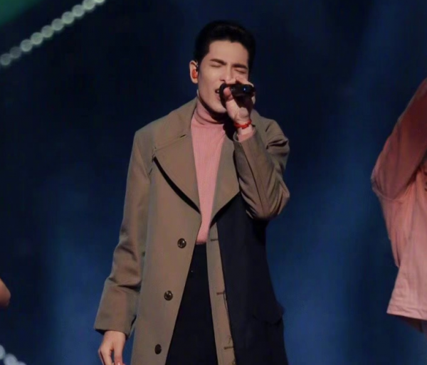 雙十一晚會:易烊千璽像猴、周冬雨性感失敗,金晨唐裝一舞太驚豔 雙十一晚會:易烊千璽像猴、周冬雨性感失敗,金晨唐裝一舞太驚豔