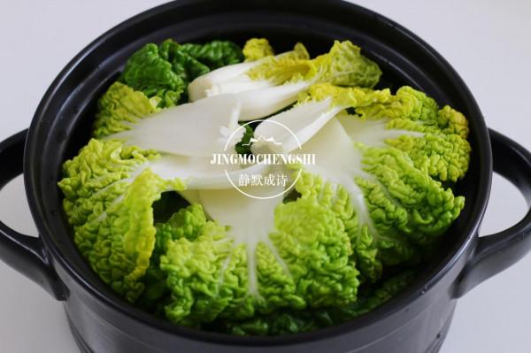 天冷了，砂鍋菜比炒菜更受歡迎，一碗料汁就能搞定，鮮甜好吃