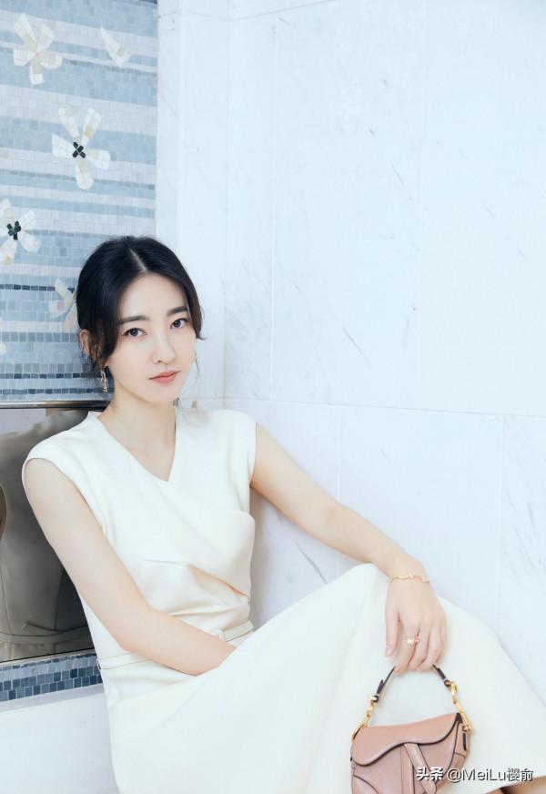 王麗坤膚白氣質好，素顏女神，展現出獨特的魅力