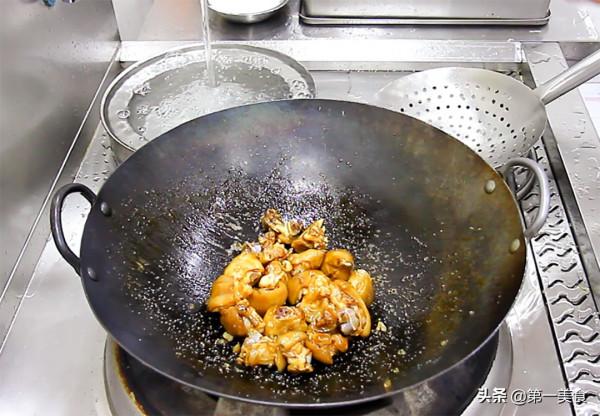 啤酒燜豬蹄用不用過涼水,廚師長教你正確做法,彈脆可口不油膩 啤酒燜豬蹄用不用過涼水,廚師長教你正確做法,彈脆可口不油膩