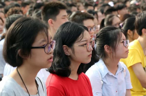 武漢多所高校“漲價”,“天價學費”無法承受,家長:供不起了 武漢多所高校“漲價”,“天價學費”無法承受,家長:供不起了