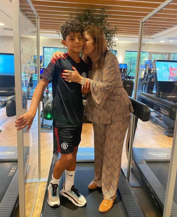 C羅長子迷你羅正式加入曼聯青訓！穿訓練服亮相，已有女球迷示愛