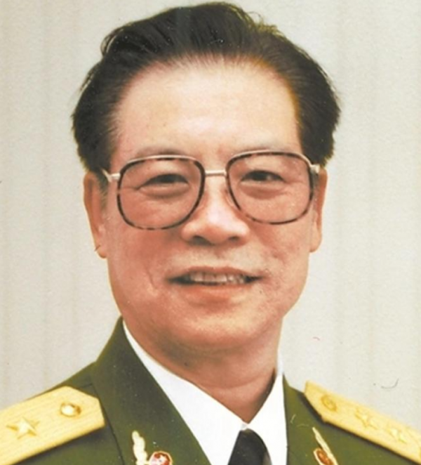 他是武警第四任司令員巴忠倓,63歲成為中將,卻在66歲引咎被免職 他是武警第四任司令員巴忠倓,63歲成為中將,卻在66歲引咎被免職