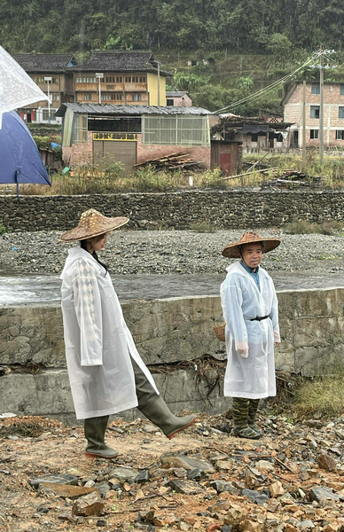 謝霆鋒楊超越同框現身 兩人化身農家兄妹捕魚牛耕氣氛愉悅