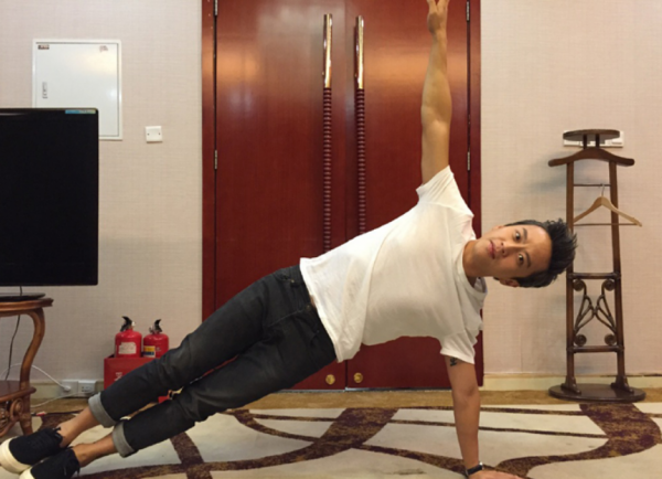 深得娘娘真傳,鄧超也愛瑜伽,高難度動作綽綽有餘,42歲了不顯老 深得娘娘真傳,鄧超也愛瑜伽,高難度動作綽綽有餘,42歲了不顯老