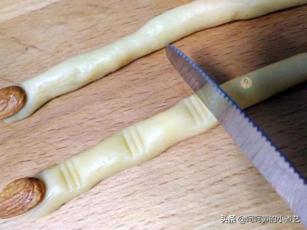 萬聖節到了,胖胖的女巫手指餅乾,好吃又有趣,和孩子一起過節 萬聖節到了,胖胖的女巫手指餅乾,好吃又有趣,和孩子一起過節