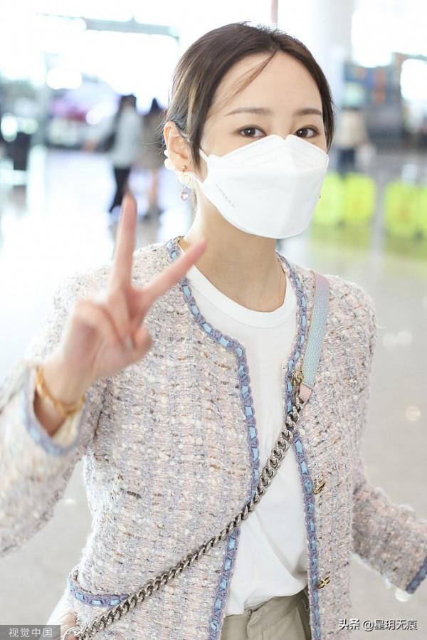 李純粉色小香風外套甜美靚麗 戴愛心耳飾互動簽名超溫柔 李純粉色小香風外套甜美靚麗 戴愛心耳飾互動簽名超溫柔