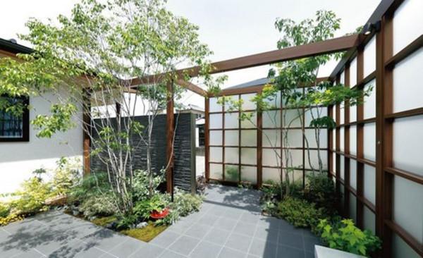 日本住宅的院子,圍牆愛用玻璃板,表面漂亮實際沒國內紅磚牆結實 日本住宅的院子,圍牆愛用玻璃板,表面漂亮實際沒國內紅磚牆結實