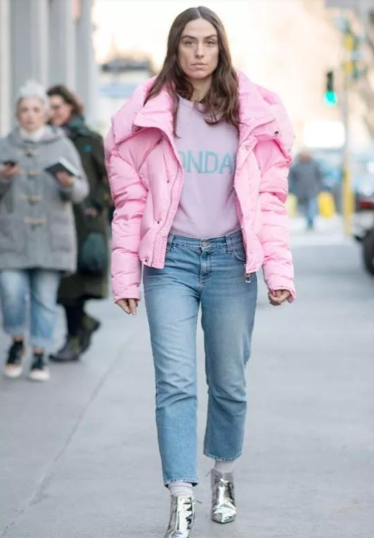 成熟的女人，穿搭羽絨服儘量避開這幾個顏色，顯老廉價不時髦