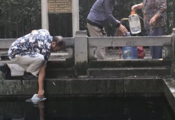 沒有什麼能阻止濟南人打泉水了 沒有什麼能阻止濟南人打泉水了