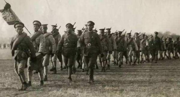 開國上將半夜上廁所，看到夜空劃過一束光，火速下命令：起床撤退