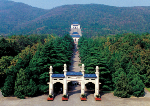 1944年汪精衛在日本去世，兩年後陵墓被炸，士兵意外發現神秘字條