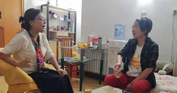 洛龍區第一實驗小學總支部委員會開展中秋節慰問退休職工活動