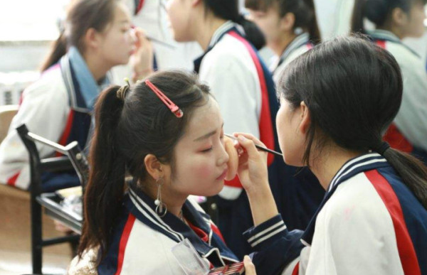 初中生自認為“很唯美”的舉動,老師覺得幼稚,同學覺得“掉價” 初中生自認為“很唯美”的舉動,老師覺得幼稚,同學覺得“掉價”