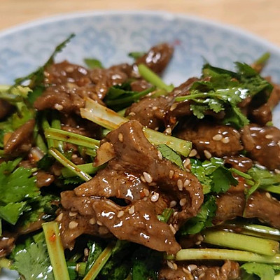 涼拌牛肉一口下肚，唇齒留香