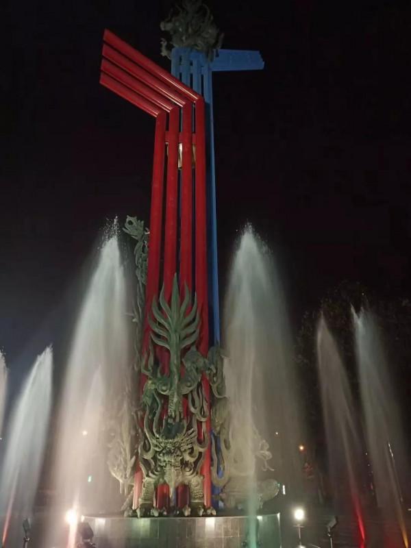 夜色龍子湖，燈火耀蒼穹。亦真亦幻