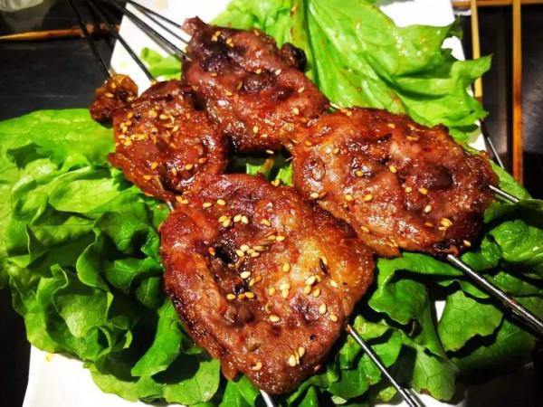 新疆大哥賣“假貨”，5元一份比真的還香，客人跑800裡專門來吃