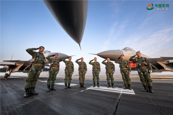 特稿丨航線——記海軍航空大學某基地艦載機飛行教官群體