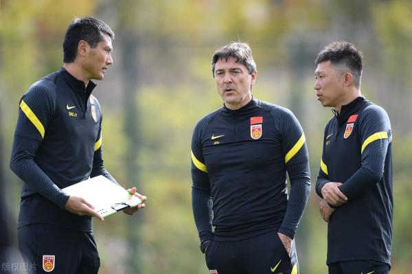 謝峰、邵佳一2選1！北京國安否定外教，新賽季應該啟用本土教練