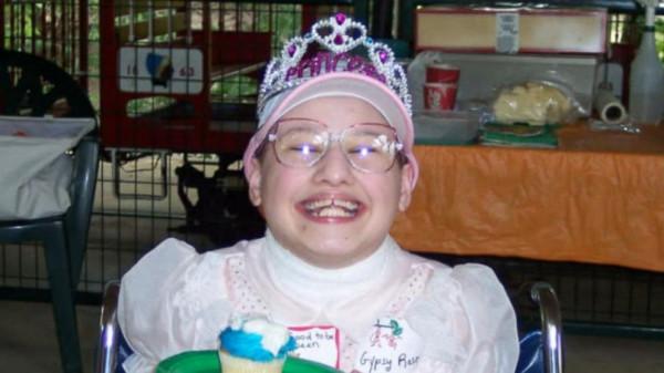 2015年,美國“殘障女”夥同男友殺害母親,被捕後十萬人為其求情 2015年,美國“殘障女”夥同男友殺害母親,被捕後十萬人為其求情