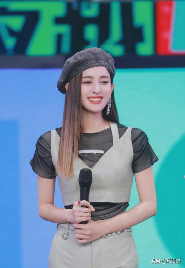 古力娜扎快本造型曝光,工裝連體褲搭配貝雷帽,又帥氣又溫柔 古力娜扎快本造型曝光,工裝連體褲搭配貝雷帽,又帥氣又溫柔