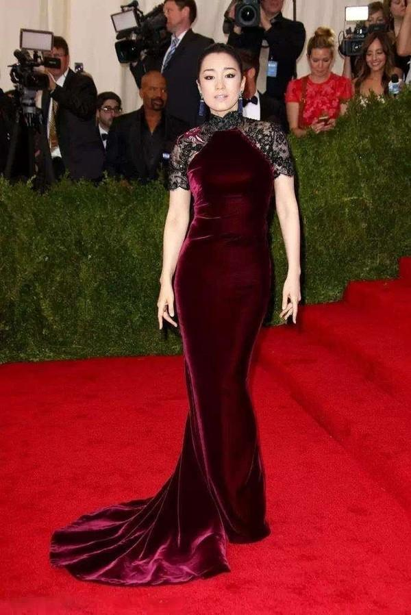 鞏俐也難逃“中年發福”,穿露肩針織衫擠出贅肉,幸好氣場撐著 鞏俐也難逃“中年發福”,穿露肩針織衫擠出贅肉,幸好氣場撐著