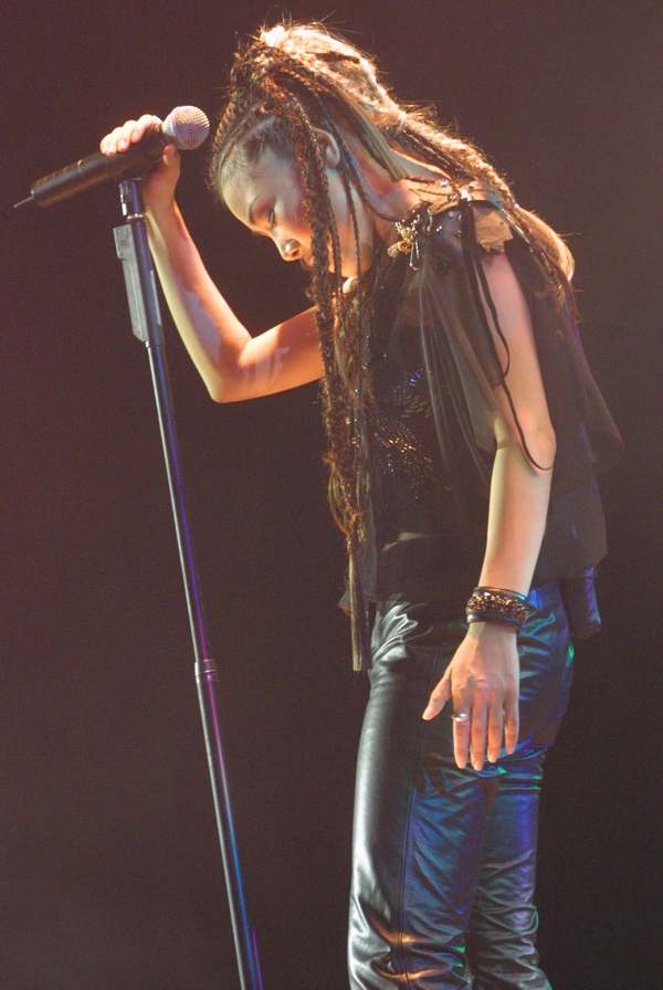 20年前揭開頒獎內幕，怒摔話筒手撕那英的田震，如今過得怎麼樣？