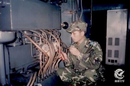 兵王深艙裡工作30年，退休前才第二次上了甲板觀看戰機起降……