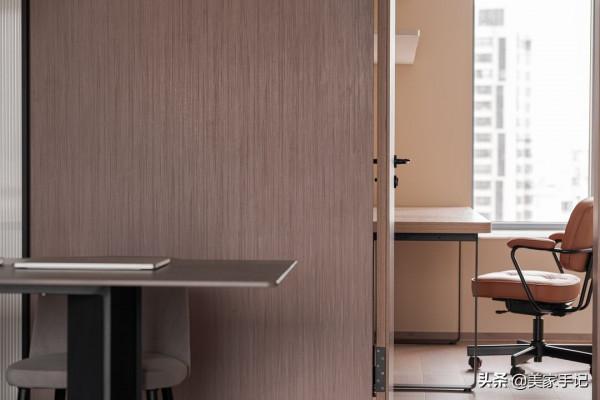 這對夫妻太有遠見，堅持摒棄陽臺，電視牆打滿櫃子，場面實用大氣