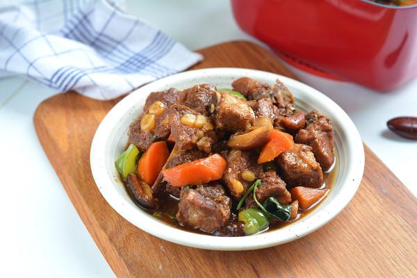 由三杯雞演變的三杯排骨，香嫩入味吮手指，真想天天吃一盤