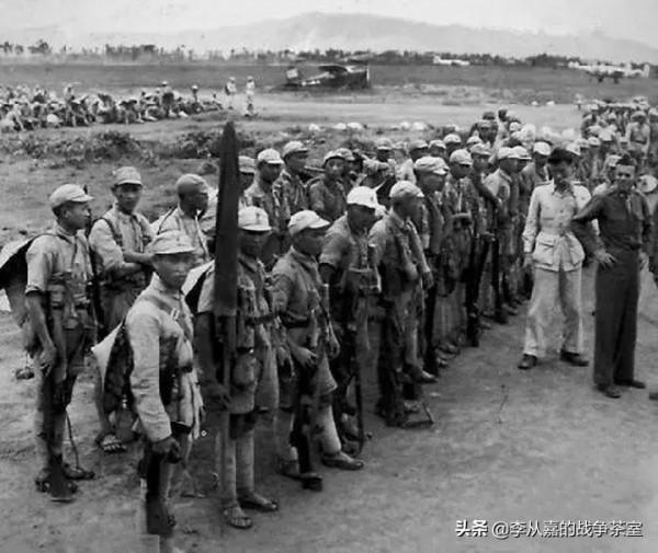 都帶著青天白日的標誌 如何區分國軍共軍 答案是:穿好鞋的就是共軍 都帶著青天白日的標誌 如何區分國軍共軍 答案是:穿好鞋的就是共軍