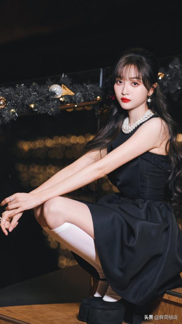 吳宣儀一身黑裙，精緻得像一個芭比娃娃美麗可愛