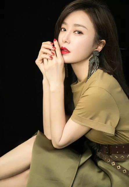 秦嵐美照一冊，欣賞