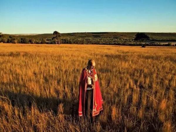 “以卵擊石”萊納德：帶23人建立國家，開拖拉機對抗澳大利亞50年