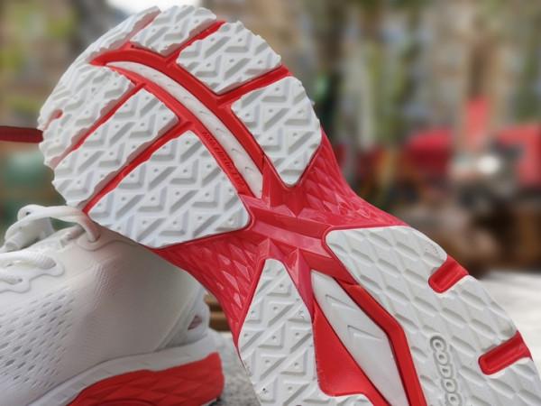 咕咚智慧跑鞋21K馭風體驗 緩震媲美亞瑟士 軟彈媲美李寧䨻