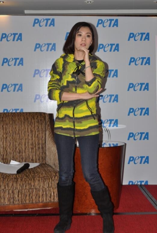 賈靜雯年紀大了也很美！穿迷彩運動服酷潮有型，毫無阿姨感