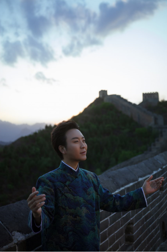 從“服務員”到“貴妃”，被辱罵的20年間，李玉剛究竟經歷了什麼