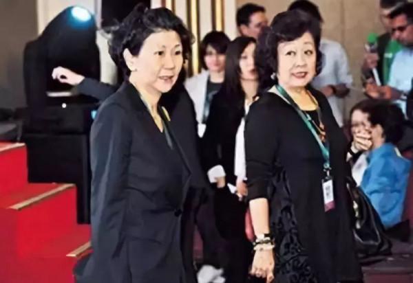 周凱旋：李嘉誠獨寵29年，幫助李嘉誠狂賺千億，她到底有多牛？