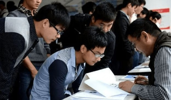 兩大行業迎來“斷層”，月薪過萬卻招不上人，是大學生不能吃苦嗎