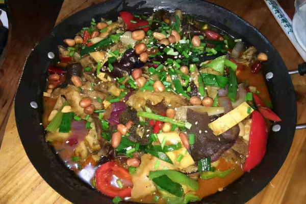 廣西這家飯店,500斤的牛吊著賣,全身上下55元1斤,想吃哪隨便選 廣西這家飯店,500斤的牛吊著賣,全身上下55元1斤,想吃哪隨便選