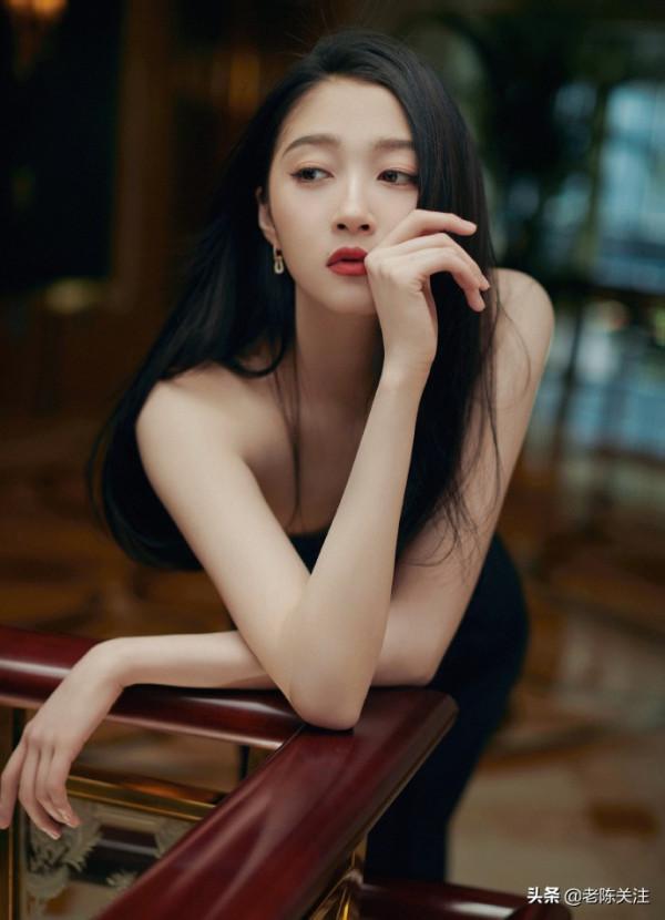 關曉彤露肩小禮服美感爆棚 ​​​​