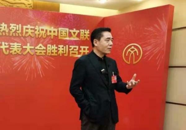 文代會內場罕曝光，眾星席地而坐接地氣，丫丫、陳寶國乘大巴前往