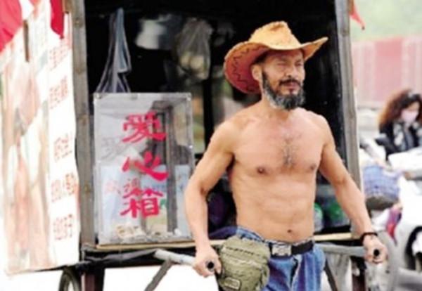 為供兩個女兒上學,每天背5卡車貨物的“板車哥”,後來過得怎樣 為供兩個女兒上學,每天背5卡車貨物的“板車哥”,後來過得怎樣